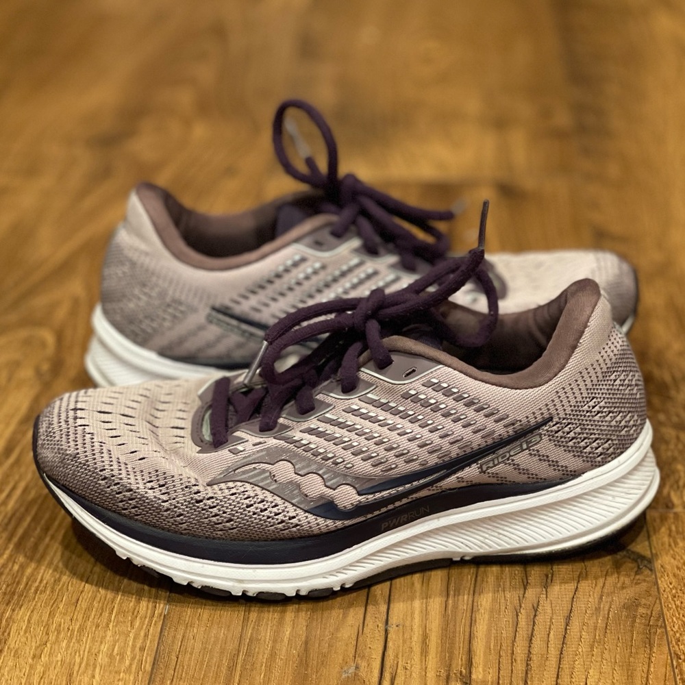 Women’s Saucony lavender tennis shoes. Size 6.5m. Gentle, normal wear.